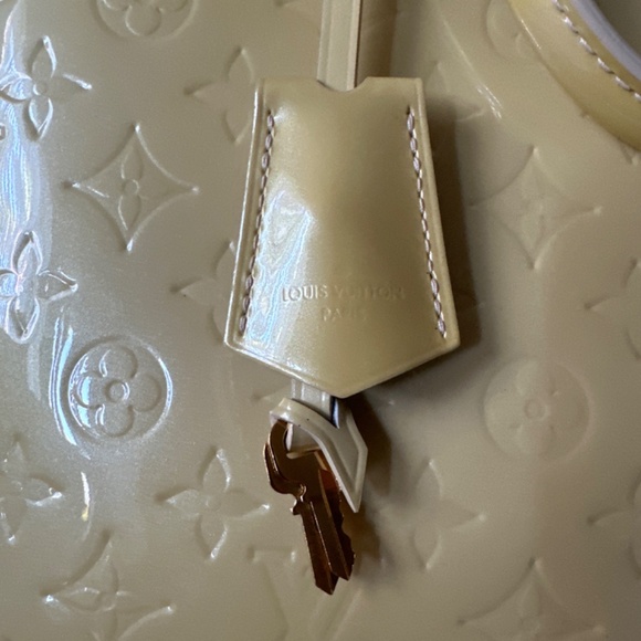 Louis Vuitton Alma - Picture 6 of 17